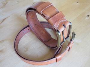 Deux ceintures de 25mm et 35mm en cuir teinté