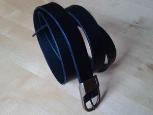 Une ceinture de 25mm en cuir teinté noir
