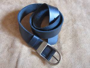 Une ceinture de 30mm en cuir noir