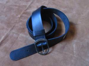 Une ceinture de 28mm en cuir noir